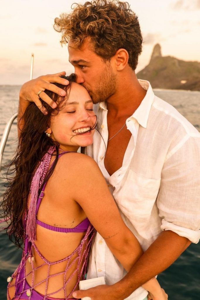 Larissa Manoela e André Luiz Frambach abraçados, na praia 