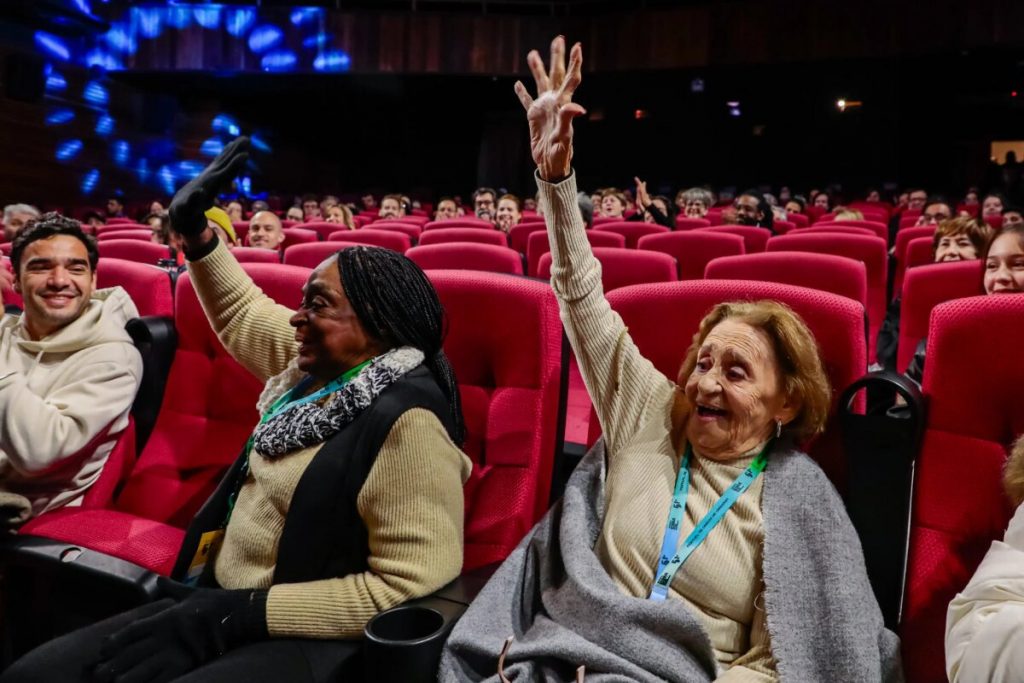 Léa Garcia e Laura Cardoso comemorando sentadas no Festival de Gramado 