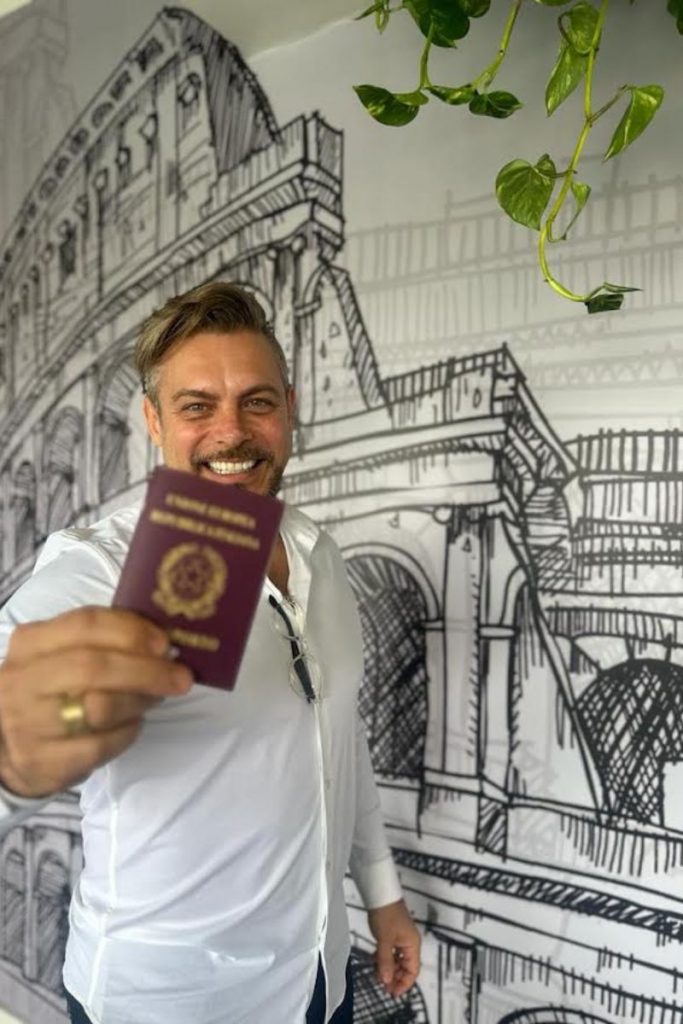 Luigi Baricelli segurando passaporte