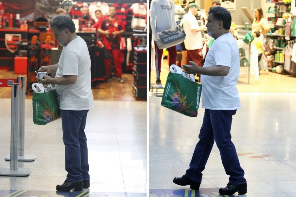 Marcos Frota com bota de salto, no aeroporto