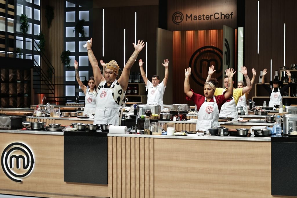 Masterchef - Participantes na cozinha de braços pracima 