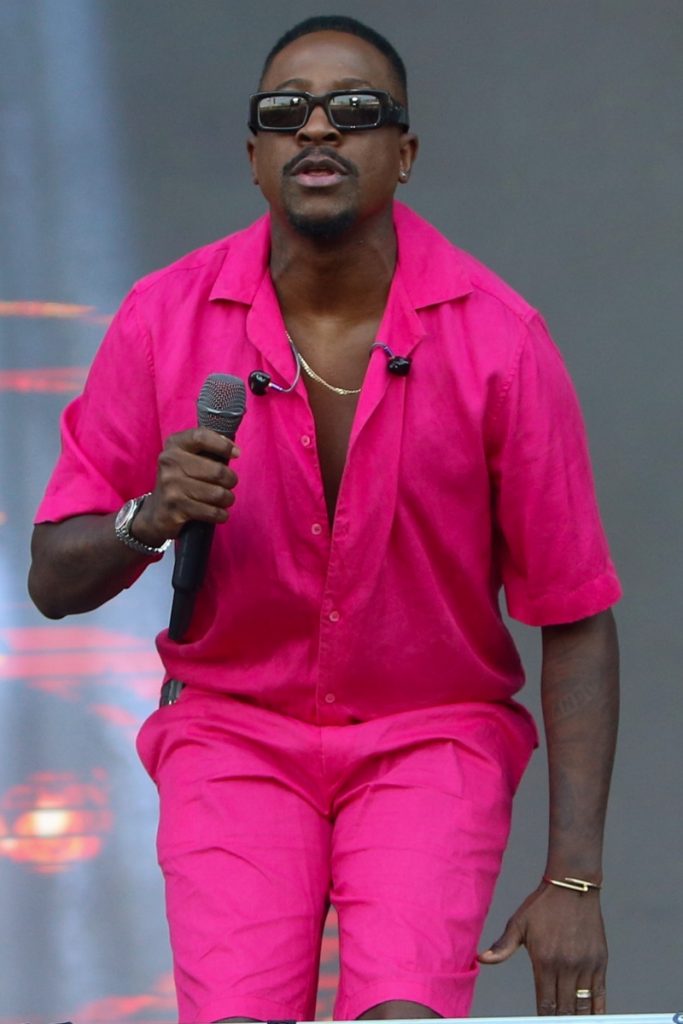 Mumuzinho de roupa rosa, no palco