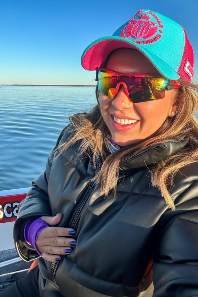 Natália Toscano enfrenta frio na Argentina, durante pesca