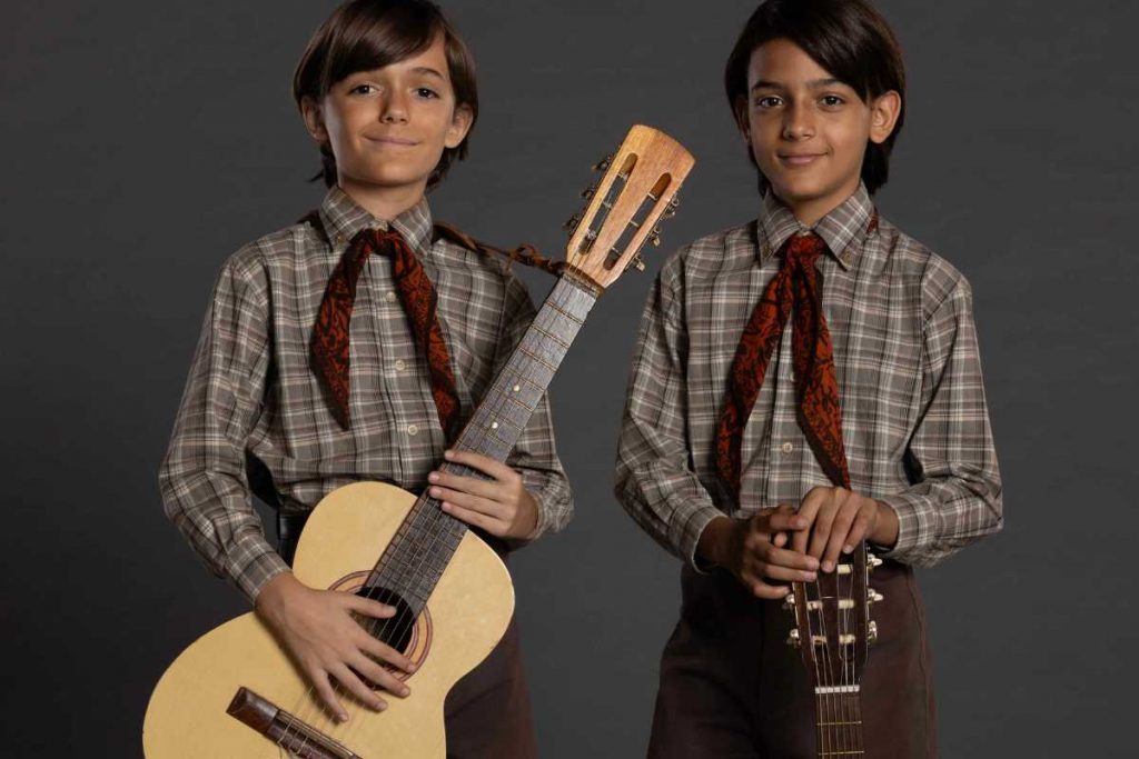 José (Pedro Tirolli) e Durval (Pedro Lucas) como Chitãozinho e Xororó crianças em As Aventuras de José e Durval