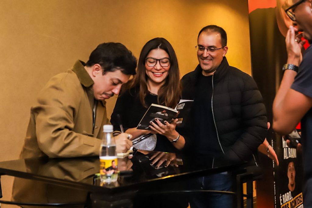 Renato Albani assinando livro dos fãs