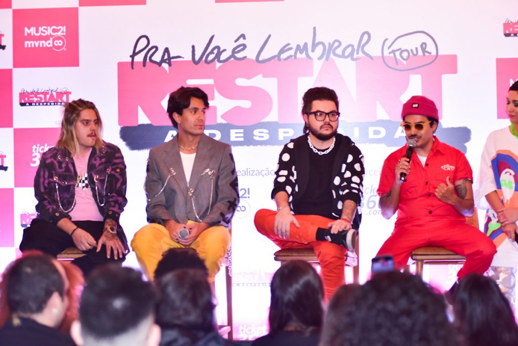 Os integrantes da banda Restart realizaram uma coletiva de imprensa