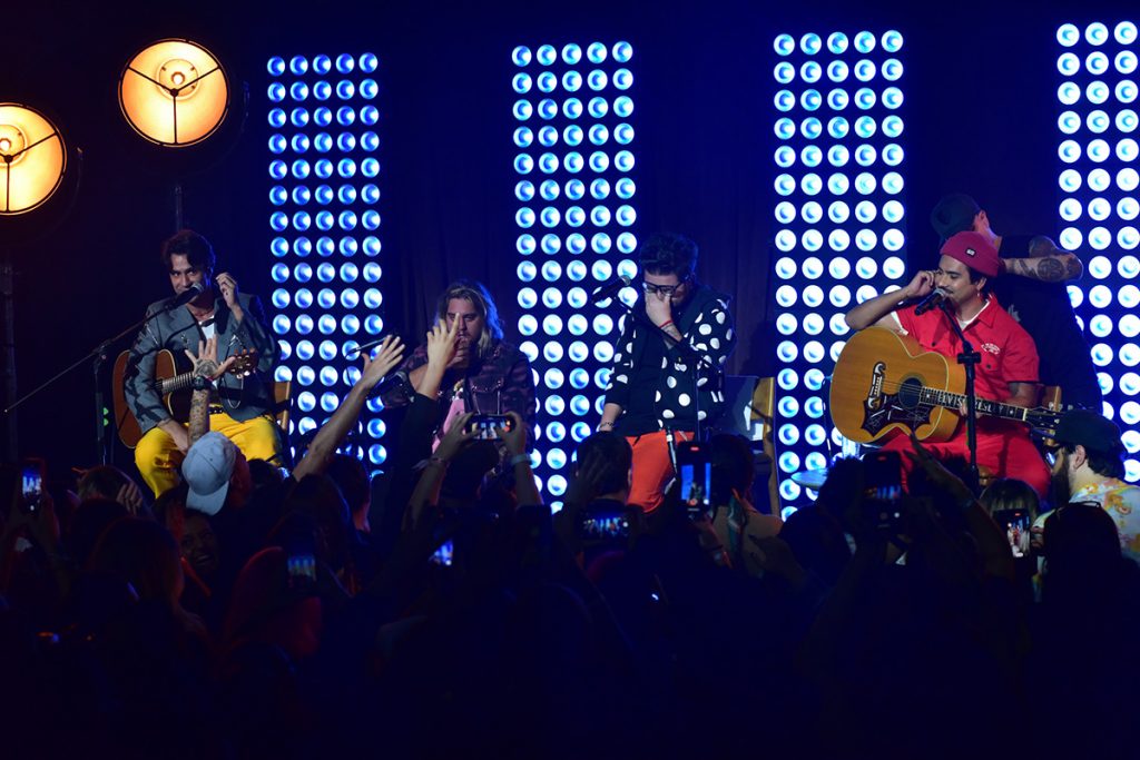 Os músicos se emocionaram durante um pocket show