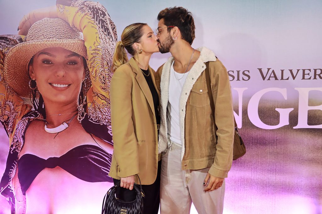 Rodrigo Simas e Agatha Moreira trocaram muitos beijos