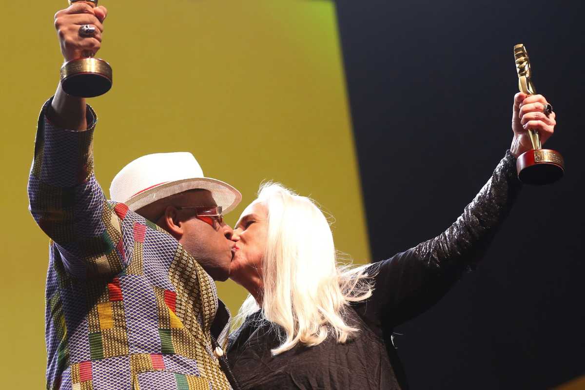Ailton Graça e Vera Holtz se beijando após ganharem prêmio na 51ª edição do Festival de Cinema de Gramado