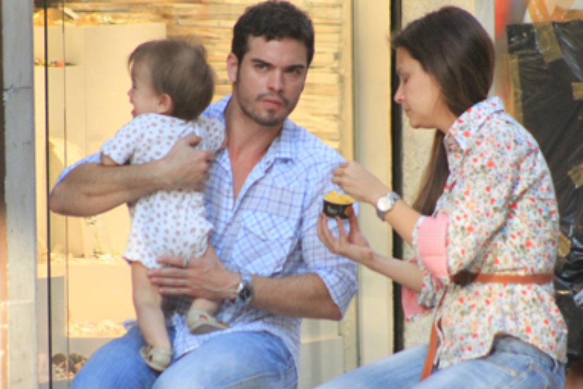 sidney sampaio e juliana gama com o filho bebê em 2011