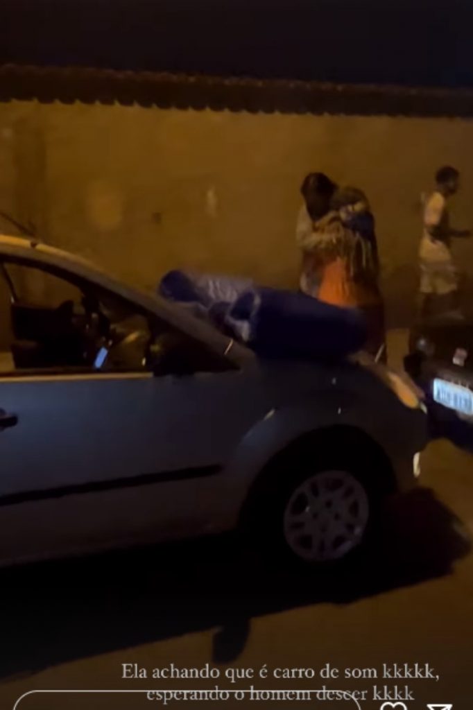 Natália Deodato e a mãe, abraçadas