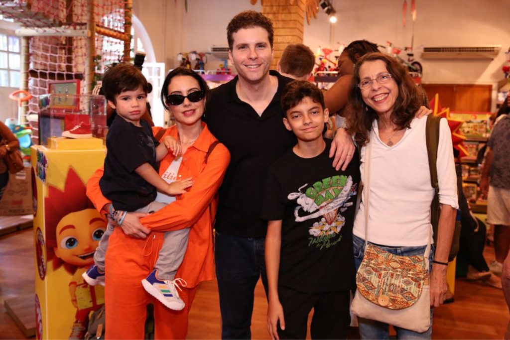 Thiago Fragoso, a esposa Mariana Vaz, os filhos Martin e Benjamin e a sogra Snayde