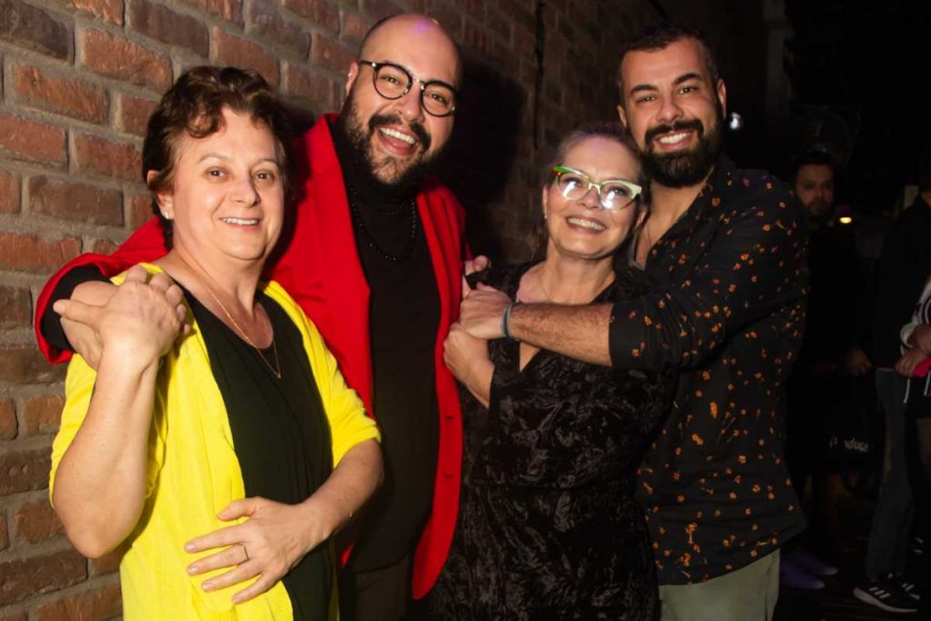 Tiago Abravanel com Família em show de Gina Garcia em Tributo a Gal Costa