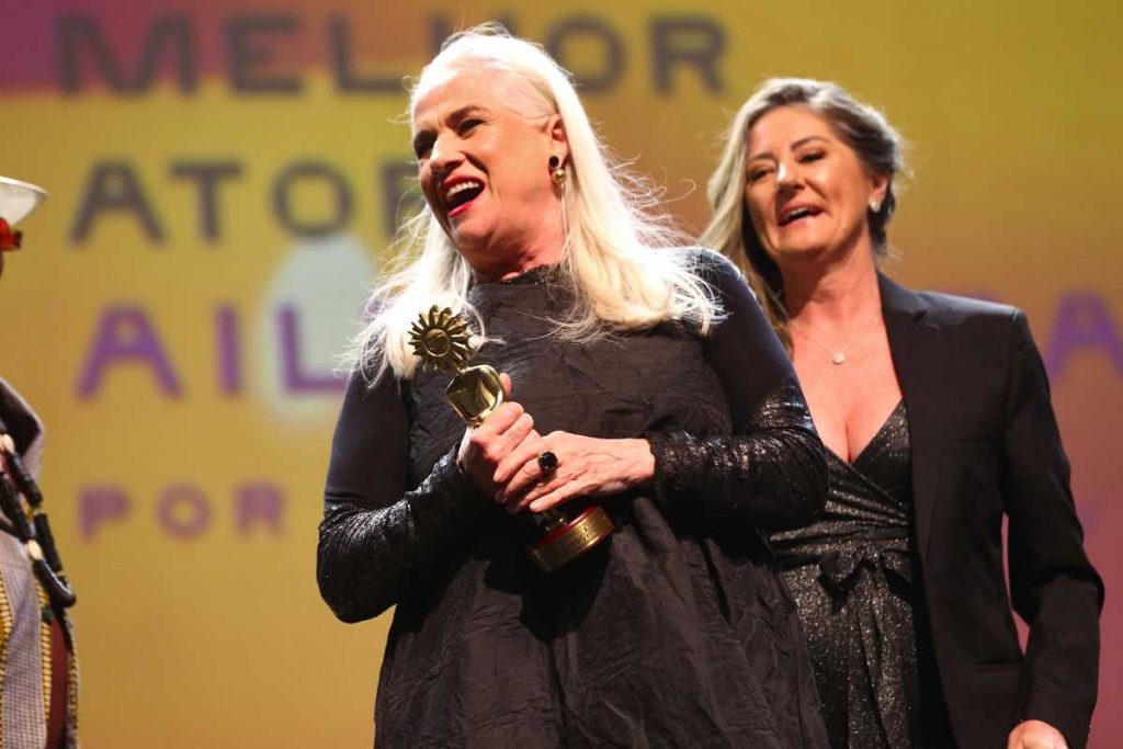Ver Holtz ganhando prêmio na 51ª edição do Festival de Cinema de Gramado