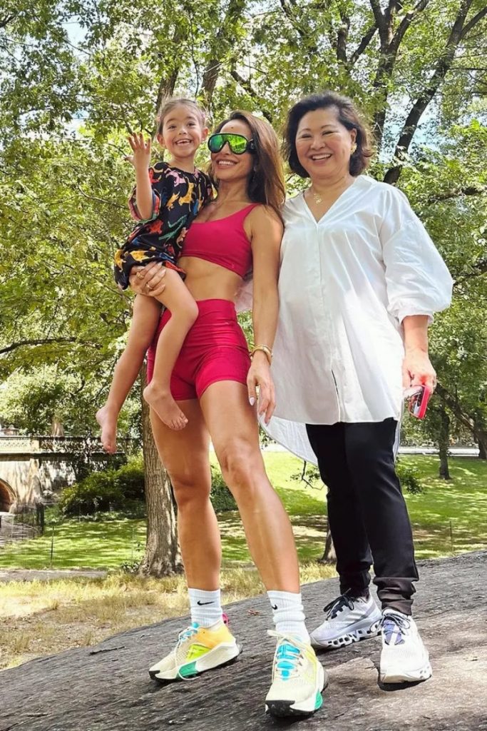 Zoe no colo de Sabrina, ao lado de D. Kika Sato