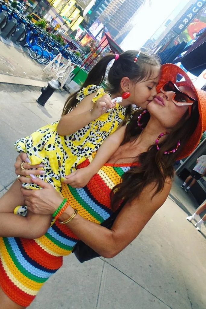 Sabrina Sato com zoe no colo 