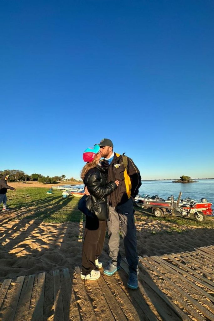 Zé Neto e Natália Toscano trocam um beijo antes da pesca