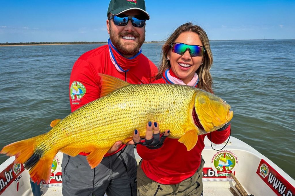 Zé Neto e a esposa, Natália Toscano: pescaria com peixão, na Argentina