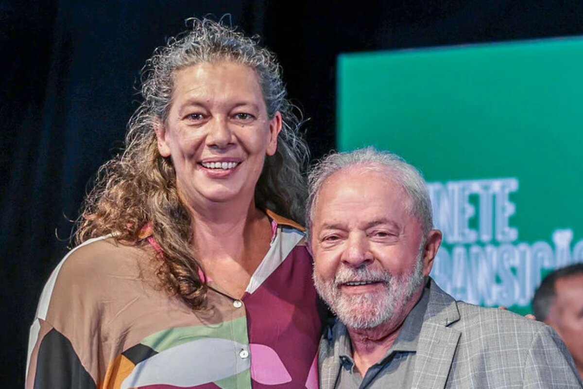 Anna Moser abraçada ao presidente Lula, ambos sorrindo