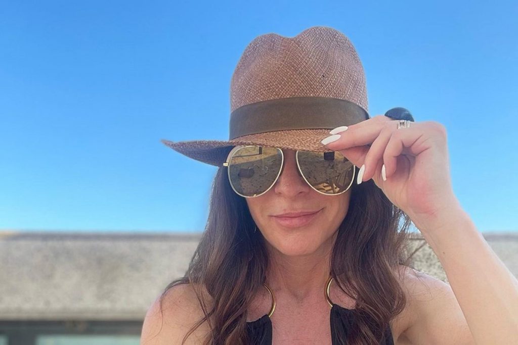 Ana Paula Padrão com chapéu e óculos de sol