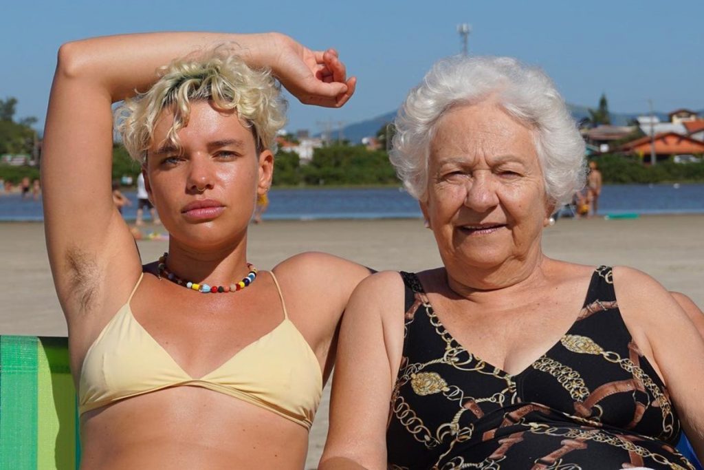 Bruna Linzmeyer com a avó na praia