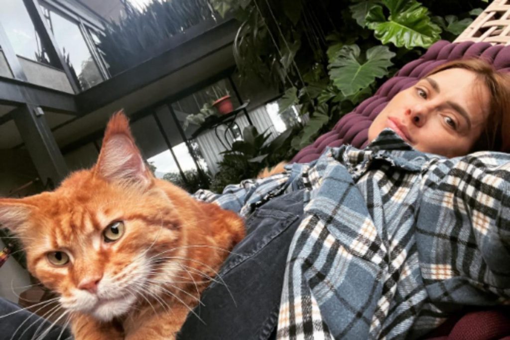 Carolina Dieckmann posando com seu gato, Chili