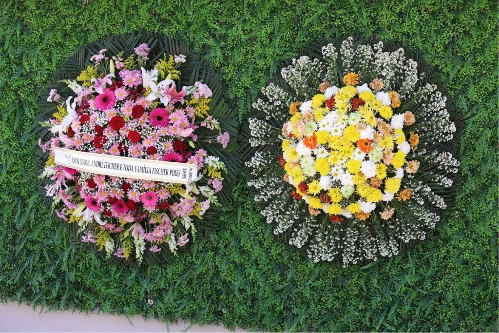 Coroas de flores enviada por amigos de Rico Tavares -