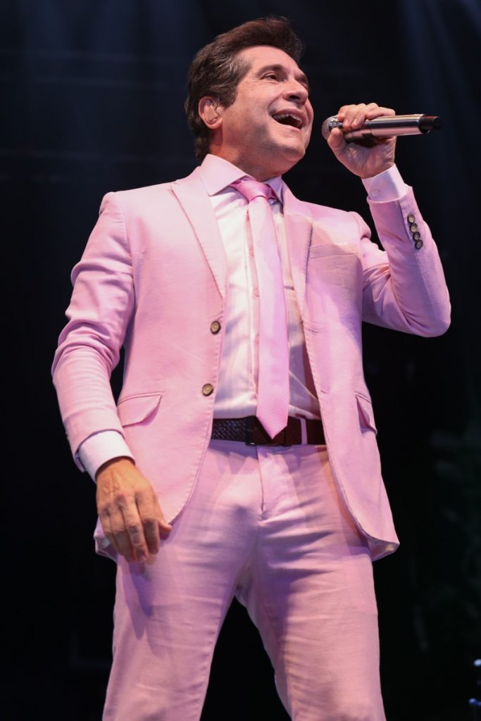 Daniel de terno rosa, cantando 