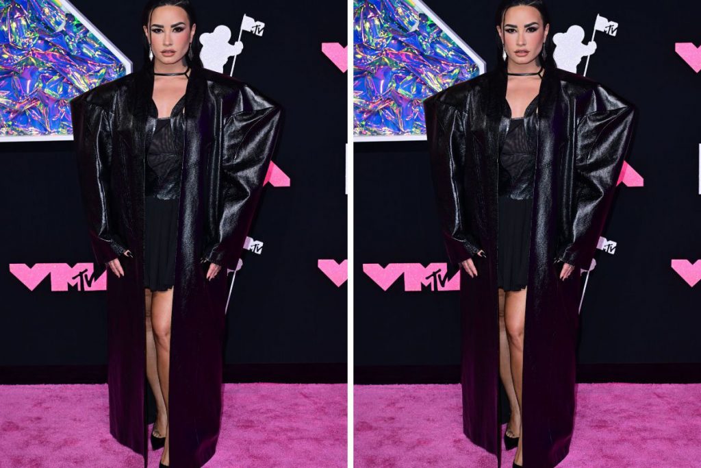 Demi Lovato apostou em uma produção all black