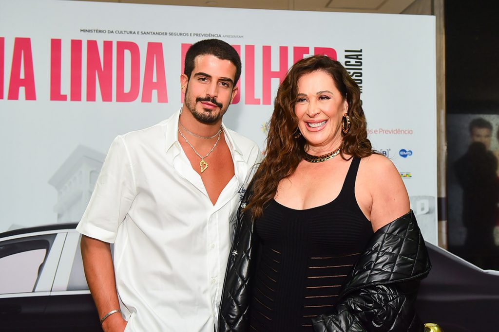 Claudia Raia estava acompanhada pelo filho Enzo Celulari