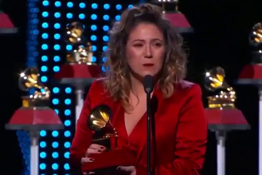 Maria Rita de vermelho segurando Grammy