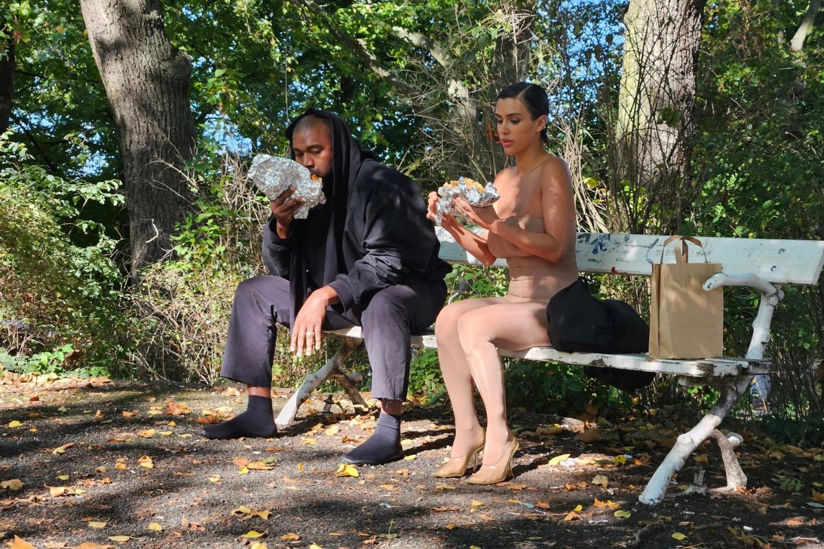 Kanye West e Bianca Censori comem lanche em parque