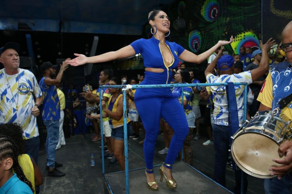 Lexa capricha no samba na quadra da Unidos da Tijuca