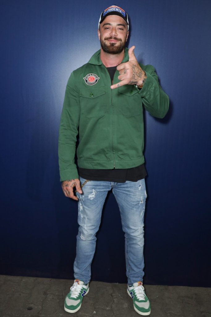 Felipe Tito de jaqueta verde e calça jeans