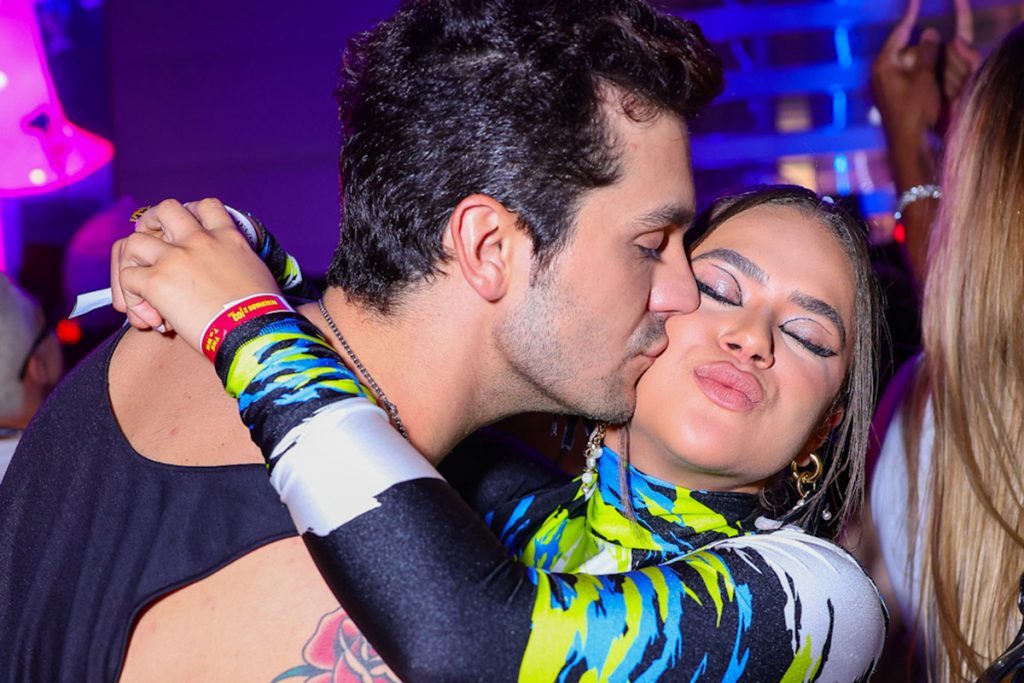 Maísa Silva ganhou um beijinho de Luan Santana