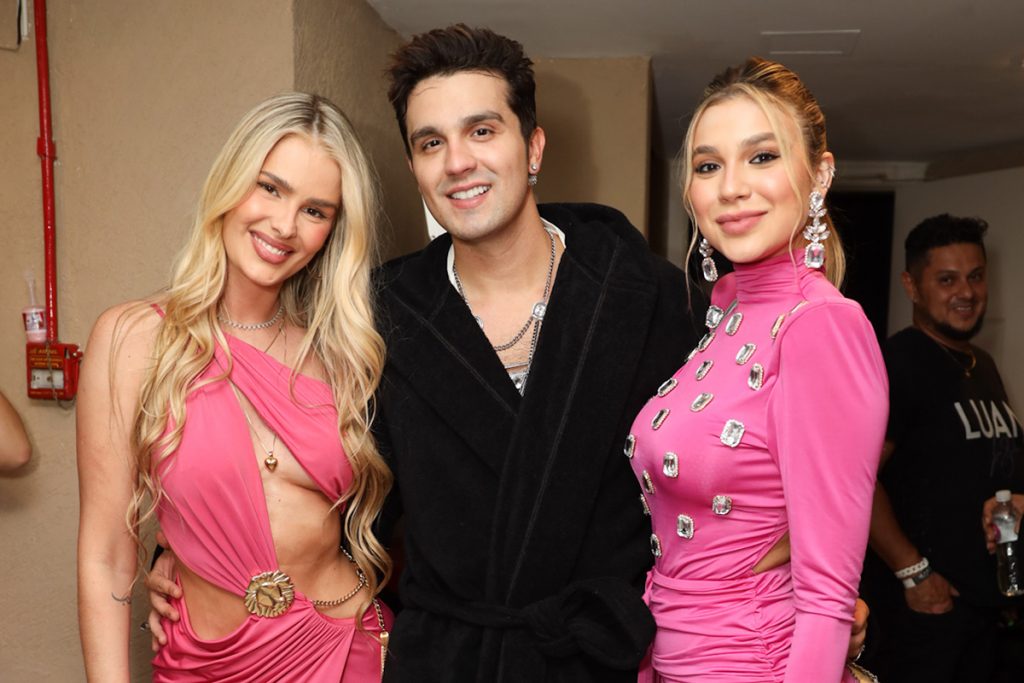 Luan Santana posou ao lado da irmã Bruna Santana e de Yasmin Brunet