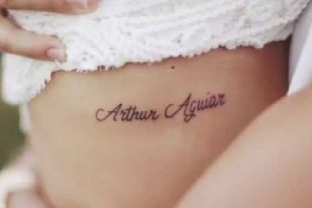 Maíra Cardi tinha o nome de Arthur Aguiar escrito na costela