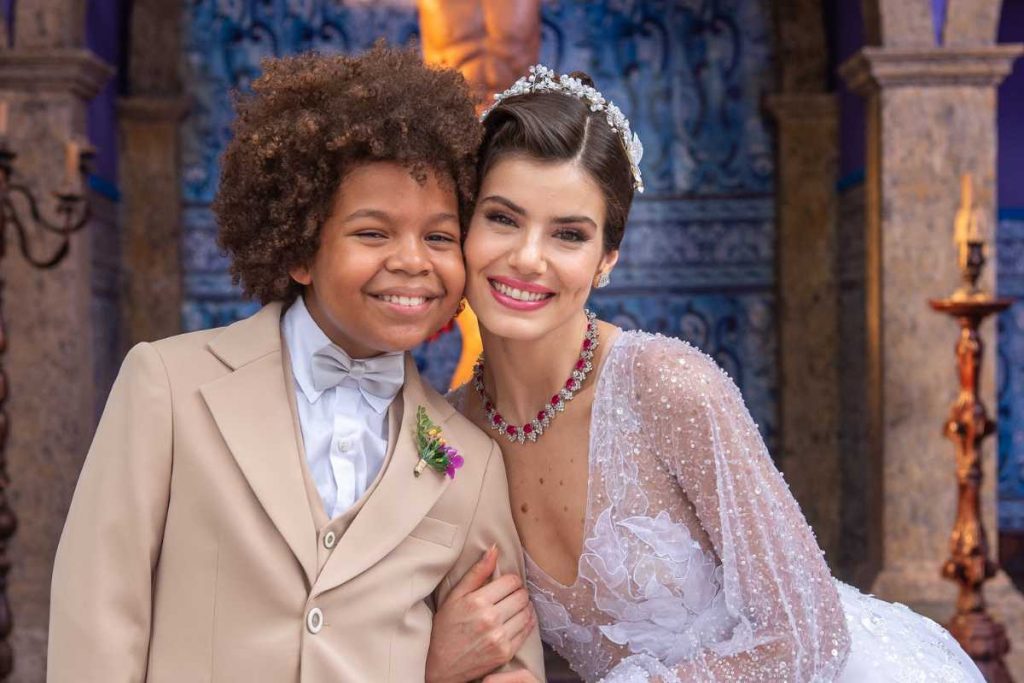 Marê (Camila Queiroz) com Marcelino (Levi Asaf) no casamento com Orlando (Diogo Almeida) em "Amor Perfeito"