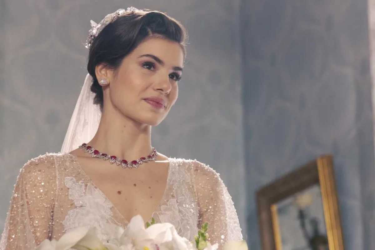 Marê (Camila Queiroz) como noiva em "Amor Perfeito"