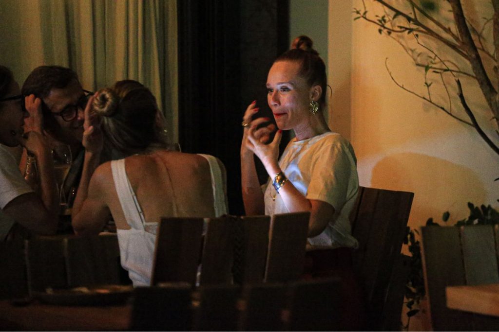 Mariana Ximenes conversa com amigos, durante jantar em restaurante japonês, no Rio de Janeiro