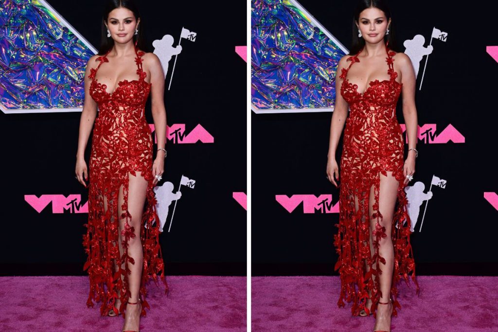 Selena Gomez optou por um vestido vermelho com fenda