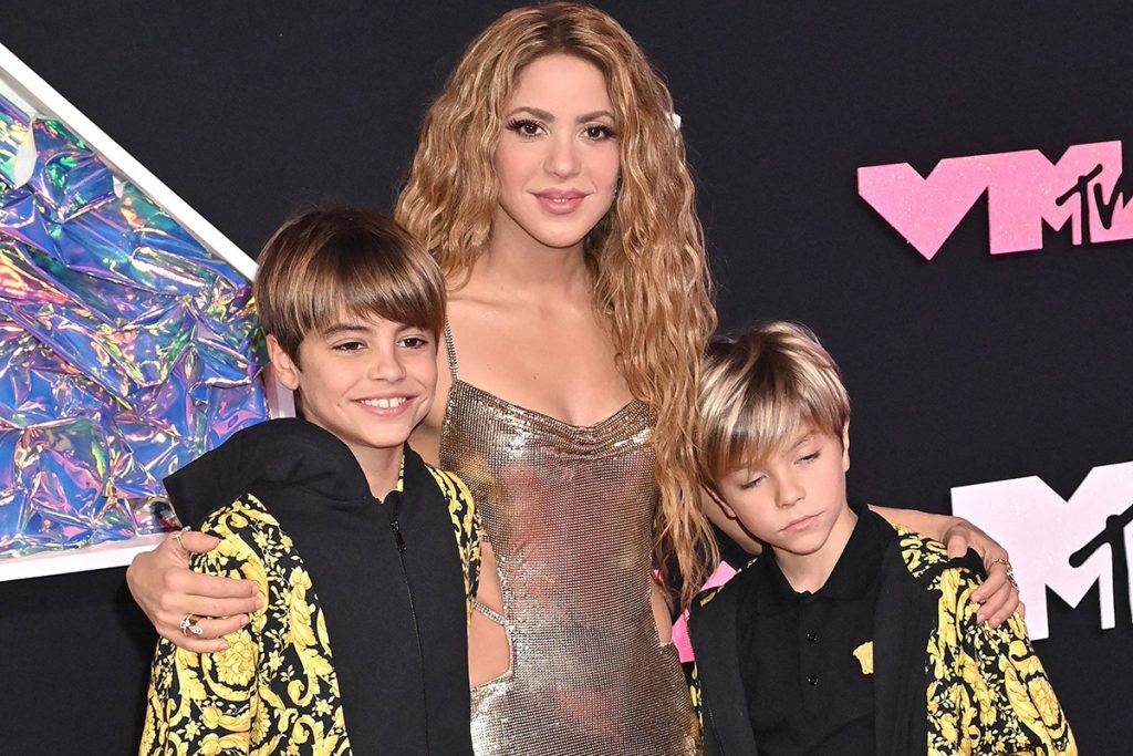 Shakira posou com os filhos Milan e Sasha
