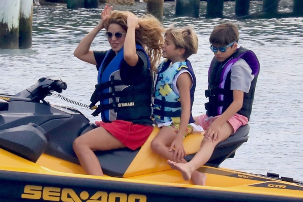 Shakira com filhos em jet ski