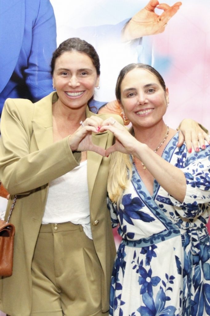 Giovanna Antonelli e Heloísa Perissé fazendo coração com as mãos, sorrindo 