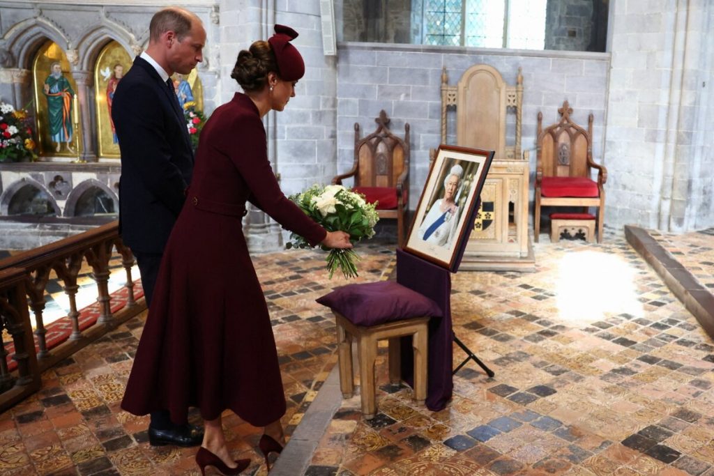 Kate Middleton e William homenageiam a rainha Elizabeth II