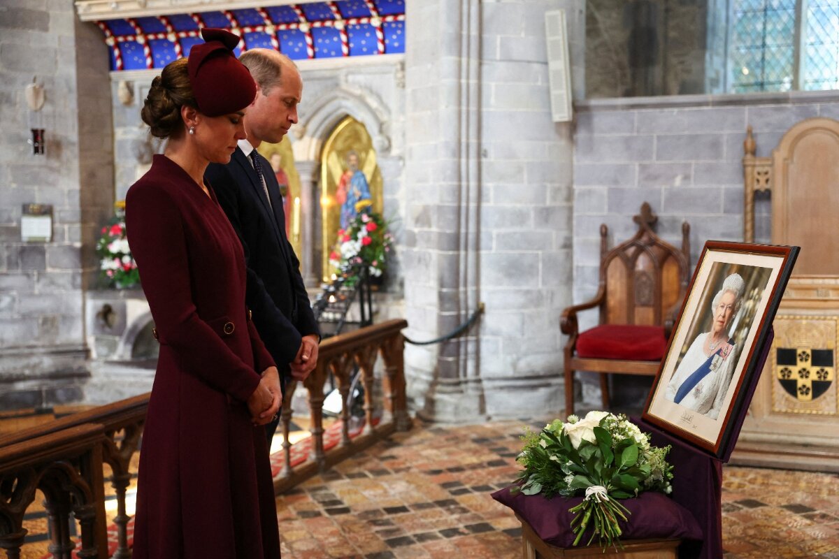 Kate Middleton e Príncipe William fazem homenaggem à Rainha Elizabeth II