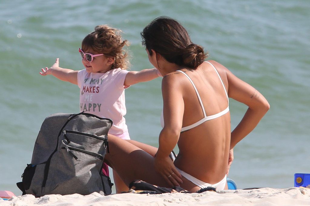 Yanna Lavigne curtiu praia com a filha Amélia