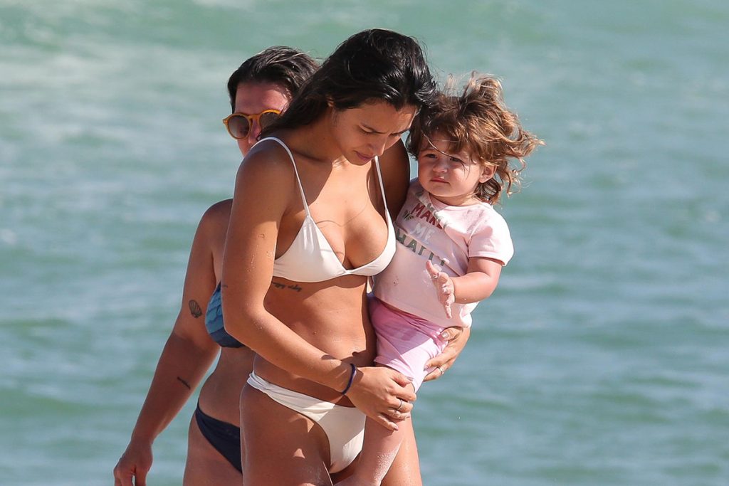 Yanna Lavigne passeou na praia com a filha caçula