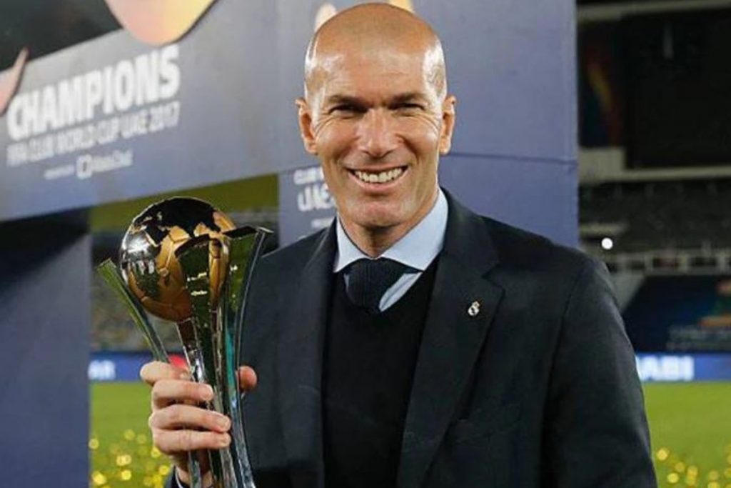 Zidane, sorrindo, exibe taça de campeão
