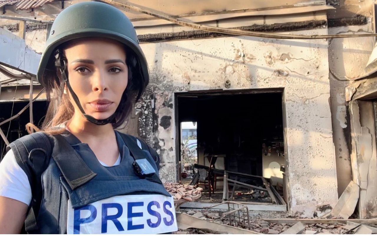 Correspondente internacional Erika Abreu se destaca com cobertura da guerra entre Israel e Hamas